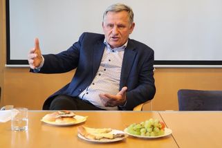 Čunkův zákaz mobilů na školách je nezákonný, tvrdí ministerstvo - Novinky